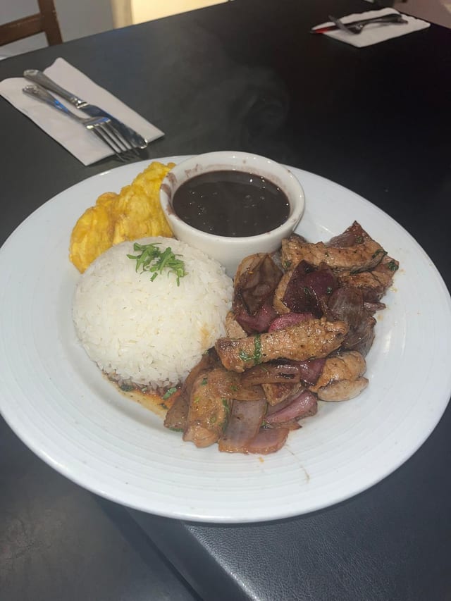 Bistec Encebollado.